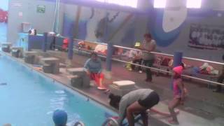 Niñas Aprendiendo A Nadar Mariapaz
