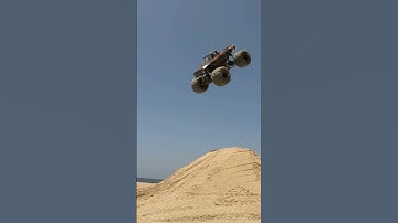 Big Air! #monstertruck #offroad #4x4 #stunts #jump #monsterjam #losi #rc #shorts