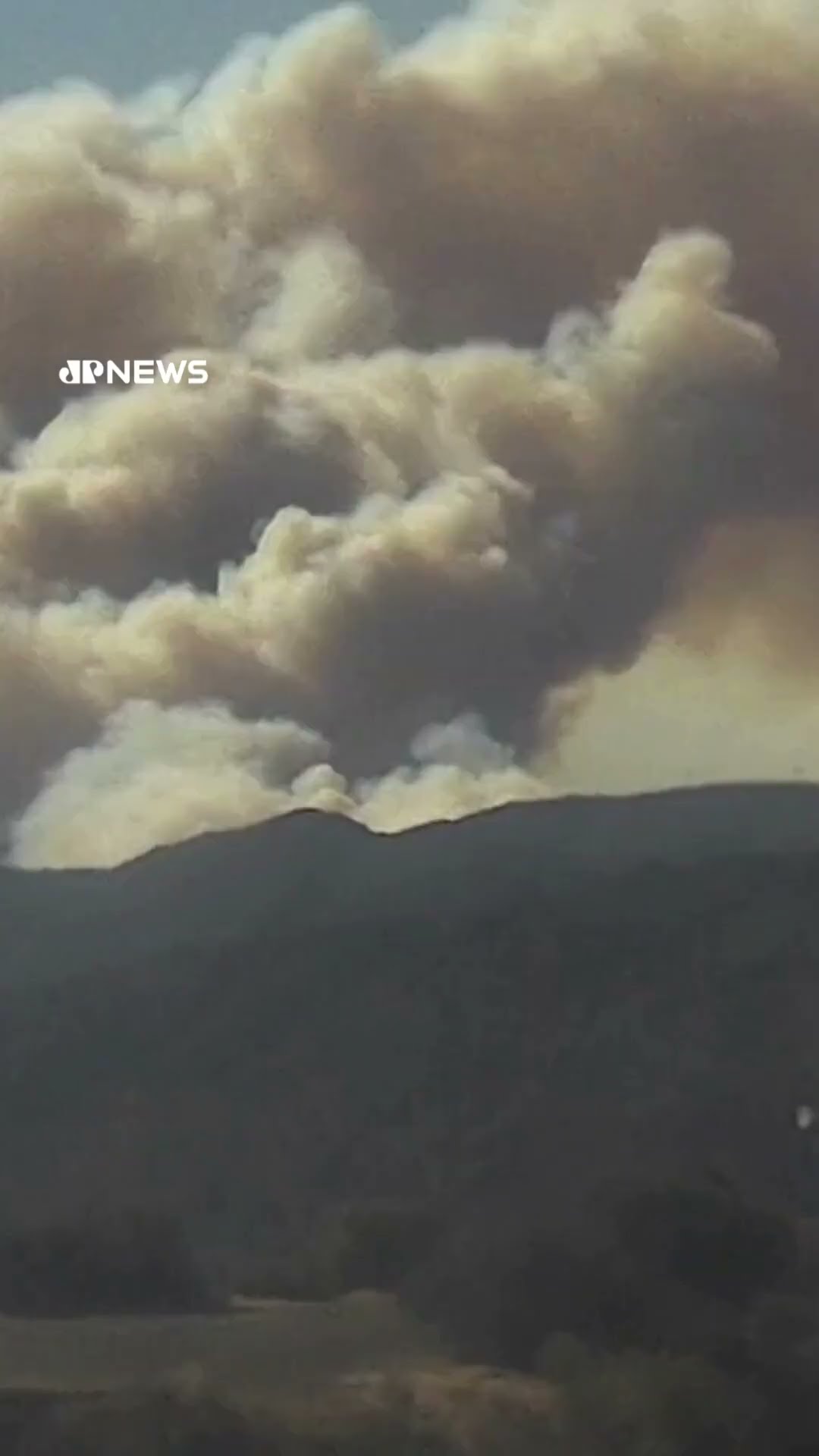 Incêndio florestal provoca evacuação na região de Los Angeles, nos EUA #shorts