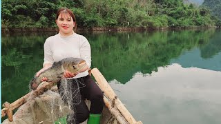 The girl cast a net on the lake to catch fish and harvest vegetables to sell.