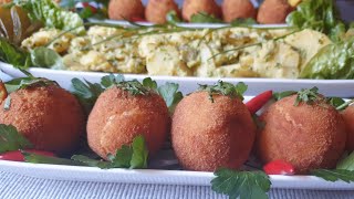 Arancini di riso / italienische Kebbe/frittierte Klößchen mit Kartoffelsalat und Avocado-Homuscreme