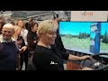 Siv Jensen prøver lastebilsimulator