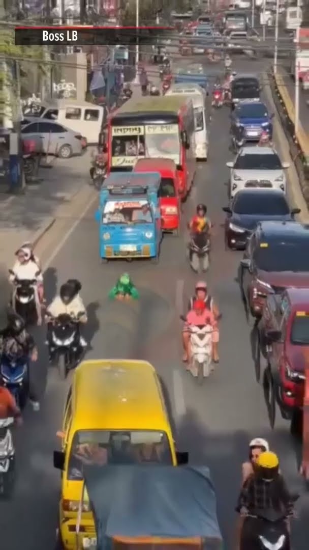 Vlogger sa Cebu na gumapang sa highway na naka-costume, pinapahanap ng pulis | ABS-CBN News