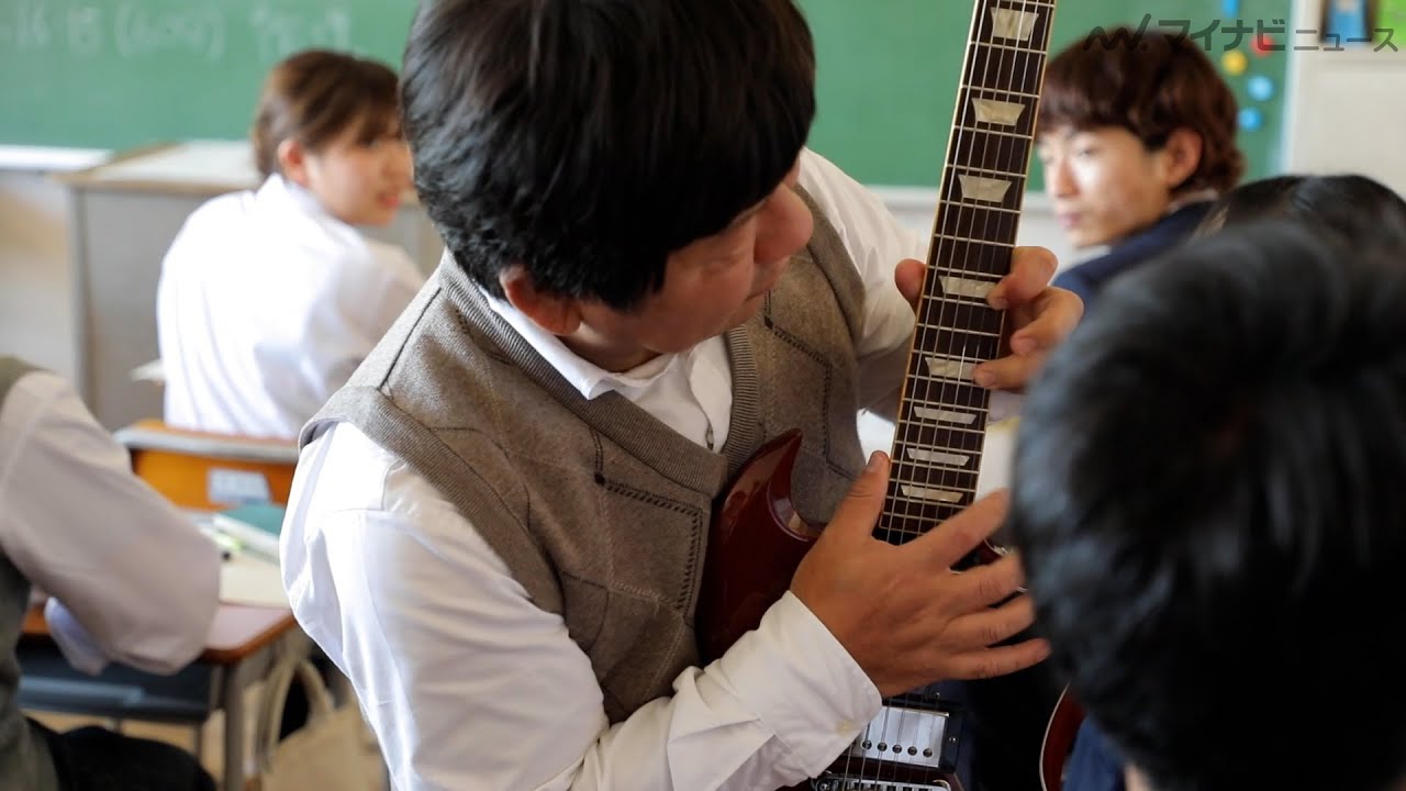 チャンス大城、CM撮影で特技のギターを披露！？圧倒的な声量でマイクの限界を突破してしまう場面も 「森永ラムネ」新CM『試験中に雑音』編＆メイキング公開