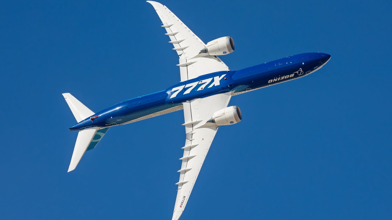 Boeing 777X Low Altitude Steep Turns at Dubai Airshow 2021