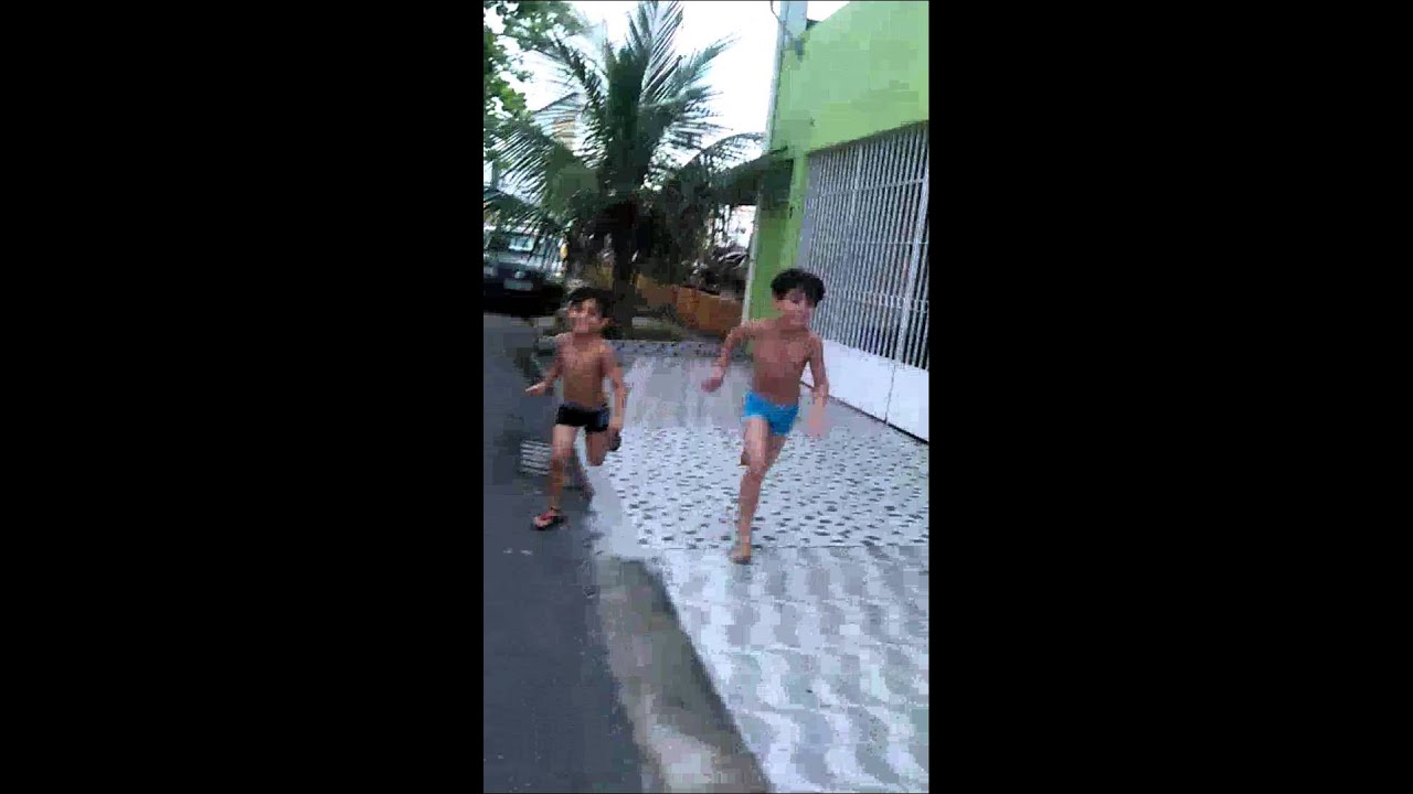 Desafio de correr de cueca na rua - YouTube