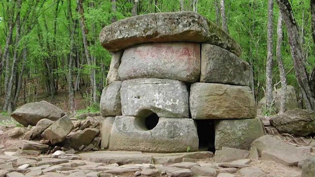 Первобытная архитектура. Дольмены Западного Кавказа. Дольмены Первобытное искусство. Дольмен Неолит.