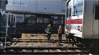 東上車最古参遂に散る…【9101F  廃車回送】デキ503と東武9000系9101編成（試作車・トップナンバー）が寄居駅で警笛を鳴らして連結するシーン（臨貨8014レ）2023.10.17