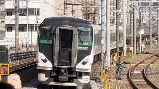 E257系5500番台ｵｵOM-55編成が回送電車として警笛を鳴らしながら尾久駅2番線を通過するシーン（回4057M）2024.4.28.15:43