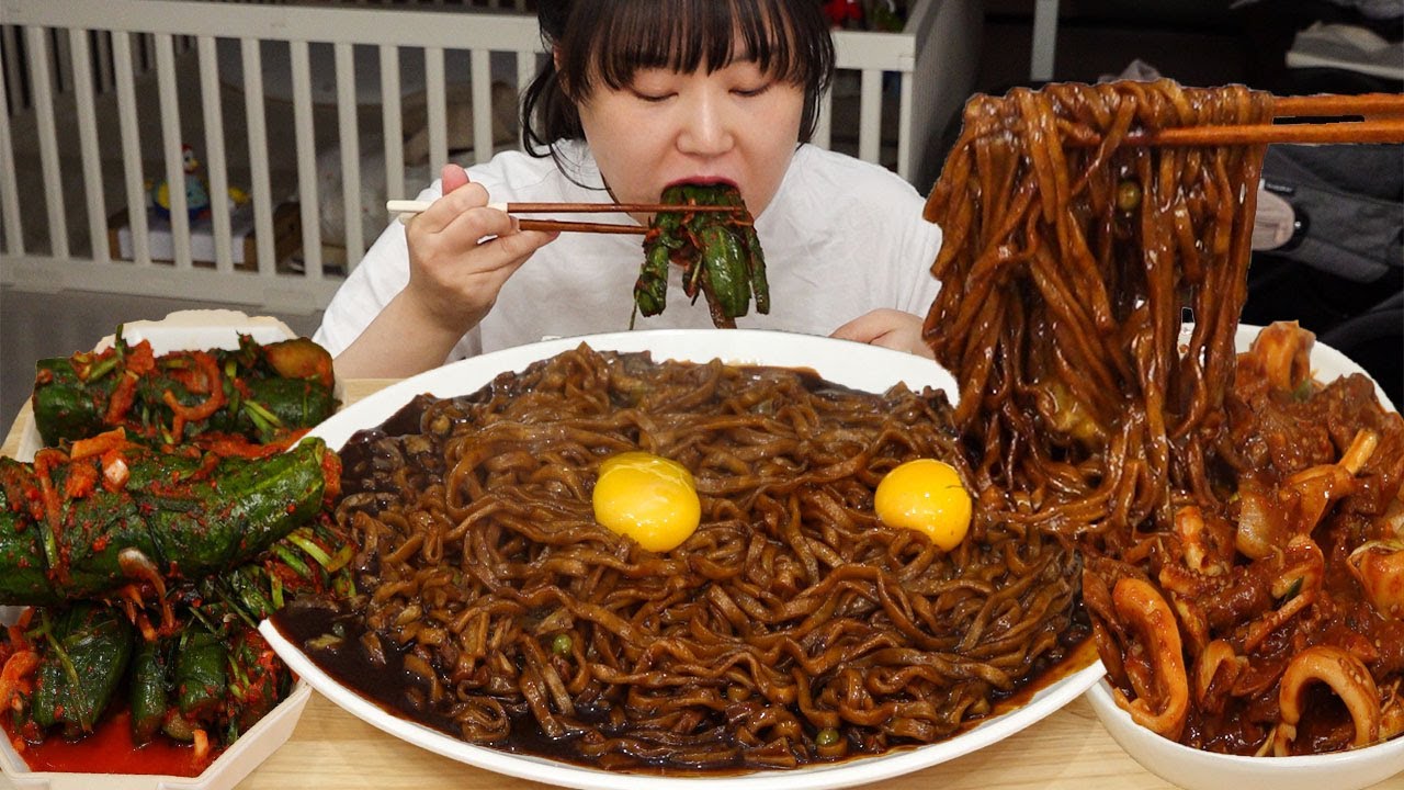 Осам Бульгоги [свинина, обжаренная с кальмарами] и огурцом Кимчи, лапша Чаджан