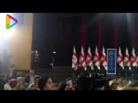 გამაყრუებელი სტვენა ფილარმონიაში   ახალგაზრდების ჯგუფი ირაკლი კობახიძეს სიტყვის თქმის საშუალება