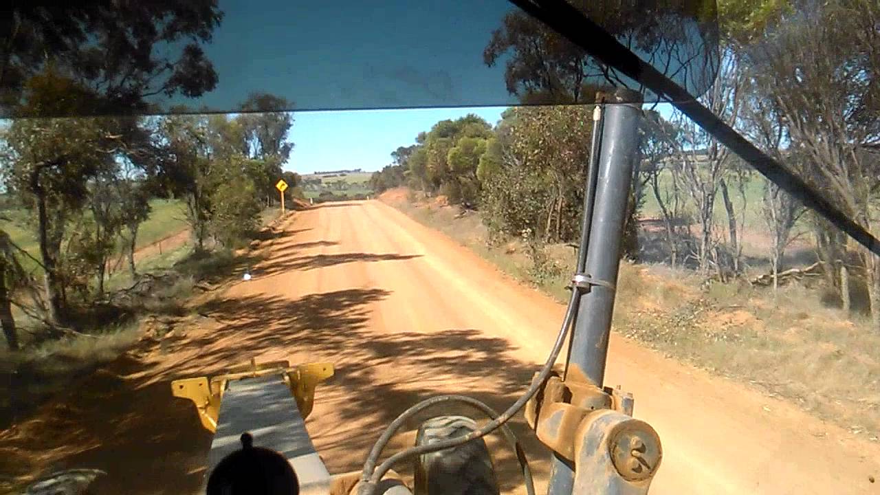 Enjoying the scenery, while grading - John Deere 670D