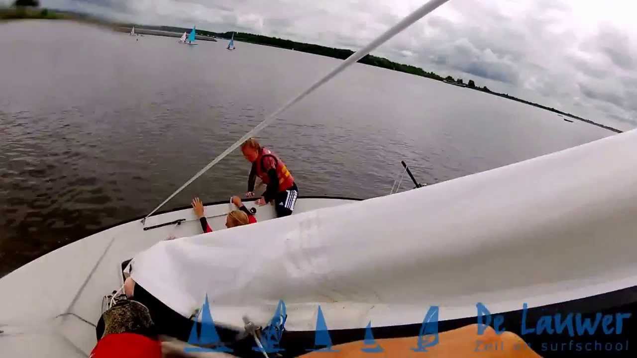 zeilboot omslaan zeil surfschool de lauwer omslaan met een polyvalk zeilboot omslaan zeil surfschool de lauwer omslaan met een polyvalk