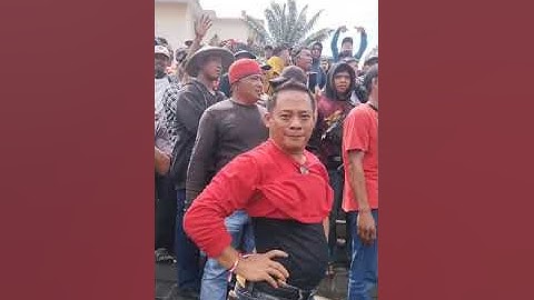 demo petani singkong di kantor gubernur dan kantor DPR propinsi,tuntut kenaikan harga singkong