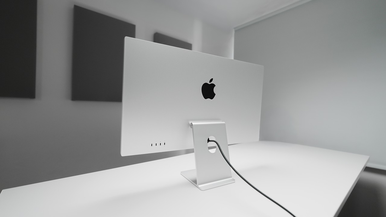 Unboxing the Apple Studio Display