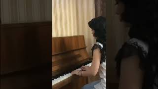 Zarina pianinani sindirib tashadi
