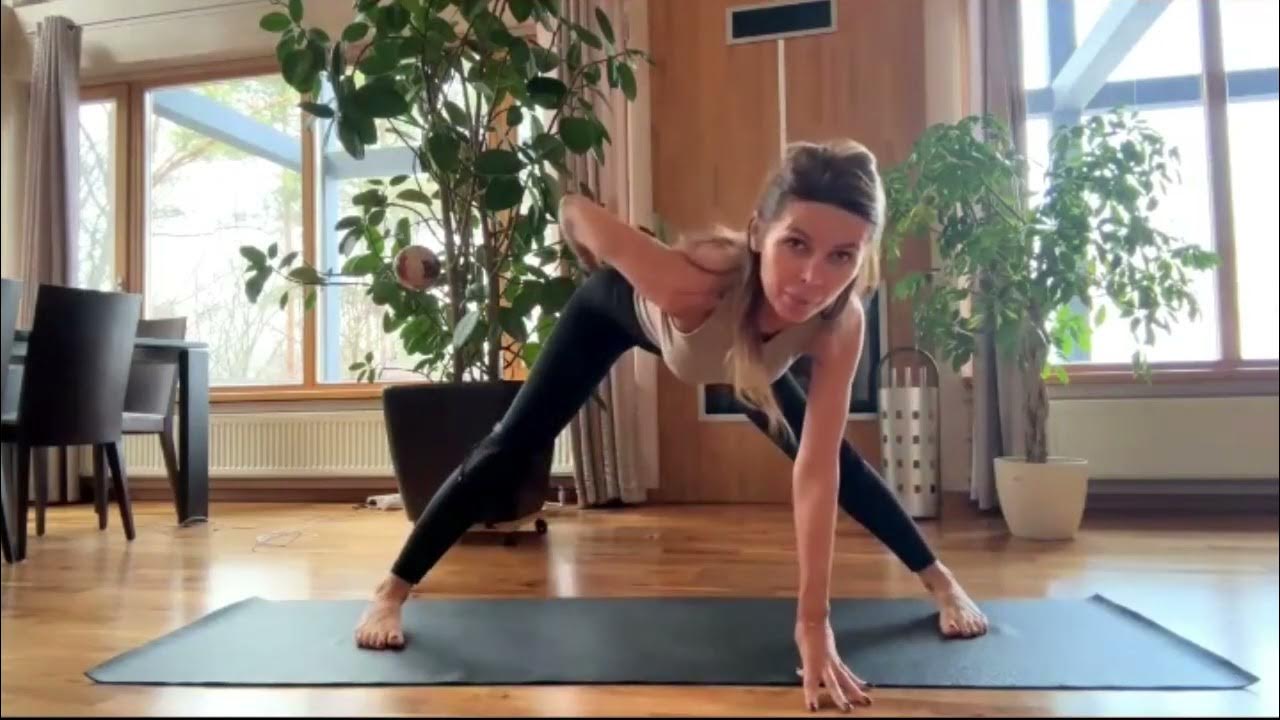 Поцелуй в шею. Страсть в постели. Супружеские ласки. Удовольствие в постели. Женщины для удовольствия.