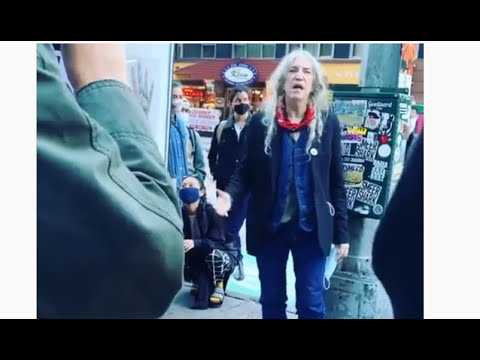 Patti Smith cantando en las calles de Nueva York