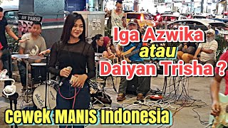 Kembar Daiyan Trisha? Pengunjung minta Iga Azwika nyanyi lagi.