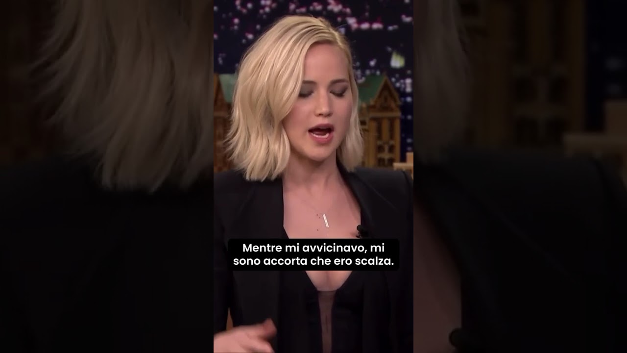 Scalza. Con il vestito aperto... e il perizoma in bella vista 😄