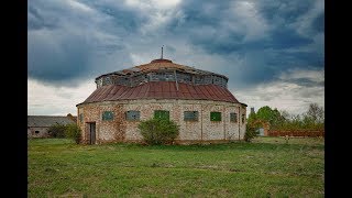 Руины усадьбы, и Конюшня Устиновых Руины усадьбы, и Конюшня Устиновых