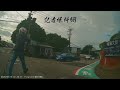 救護車在台中市沙鹿區路口被自小客車擋住，民眾下車指揮才得以前進。