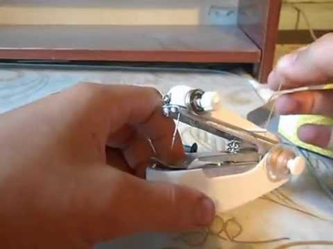 Видео: Как правильно шить на ручной мини швейной машинке