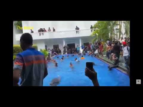 შრი-ლანკაში აქციის მონაწილეები პრეზიდენტის ადმინისტრაციაში შეიჭრნენ და მის აუზში ბანაობენ