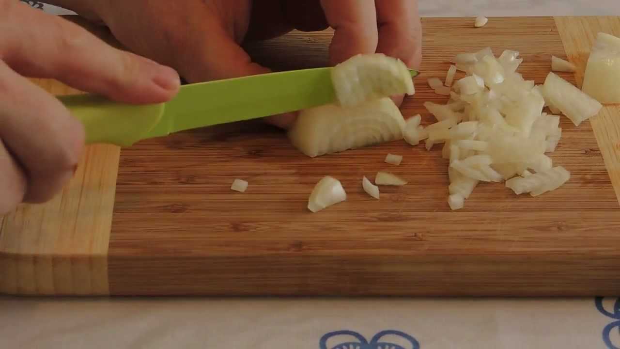 Zwiebel in Würfel schneiden Anleitung - YouTube