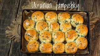 видео: Пышные пампушки с чесноком за 6 минут | Простой домашний рецепт картинка: Пышные пампушки с чесноком за 6 минут | Простой домашний рецепт
