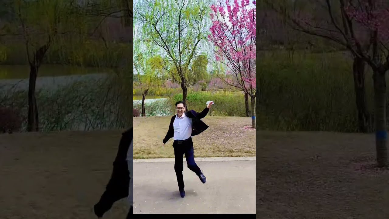 翻开相册,时光定格在春日里。突然发现,人总是迷恋反季节的东西,就像幸福后知后觉一样。#春日回忆#时光一去不复返珍惜当下的每一天 #有些东西错过了就是一辈子 #善待自己学会快乐