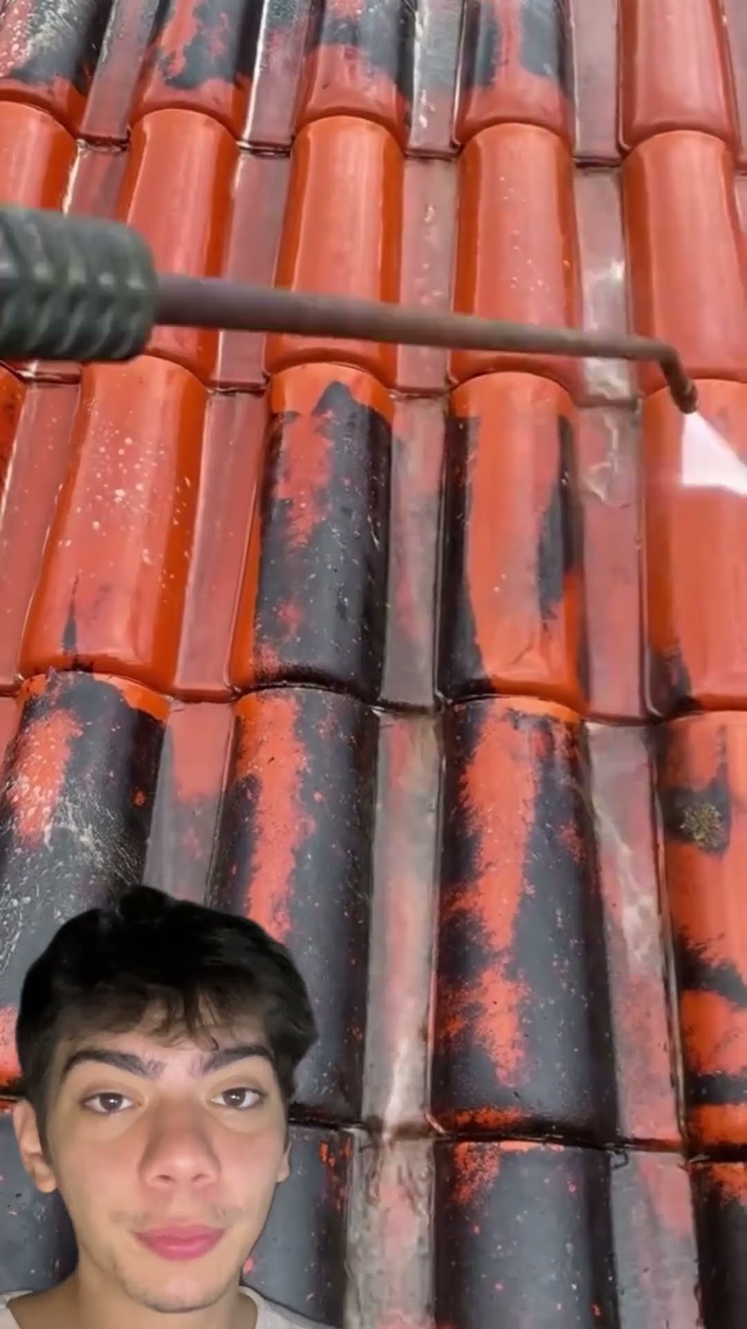 ? Sabia que dá pra ganhar dinheiro limpando telhado? Sabão, cloro e água pressurizada resolvem!