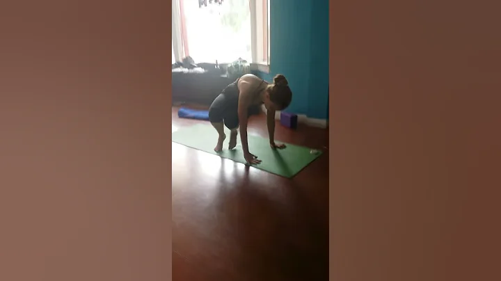 Kerry Trapp doing sideways crow@fitness is art