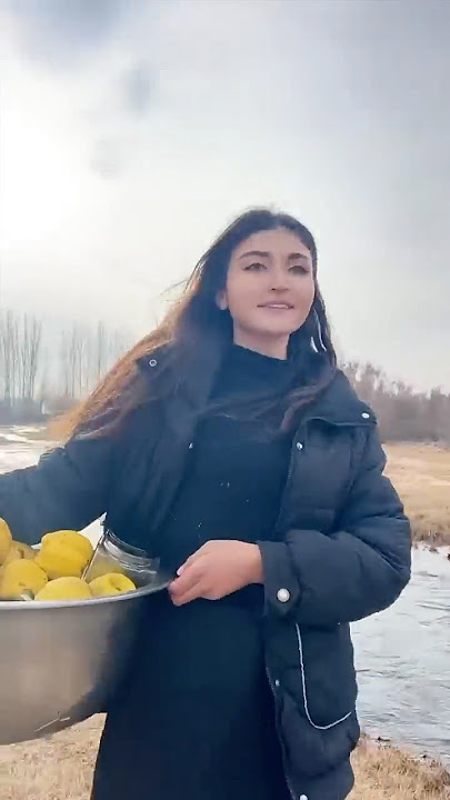 Village Life: Uyghur Girl Makes Traditional Quince Jam