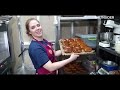 Война.Doc. Как харьковские рестораторы под бомбежками доставляют еду нуждающимся