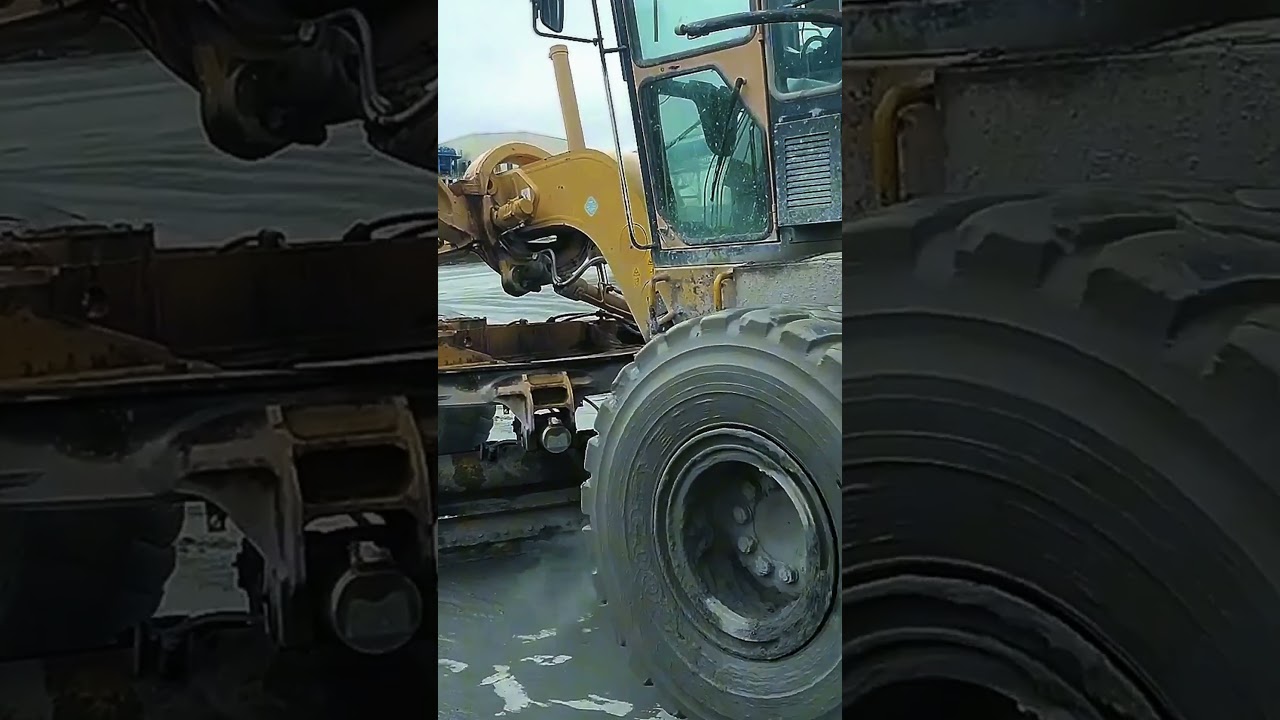 Komatsu GD825A-2 🐦⚙️ Slow and Steady on Wet Ground