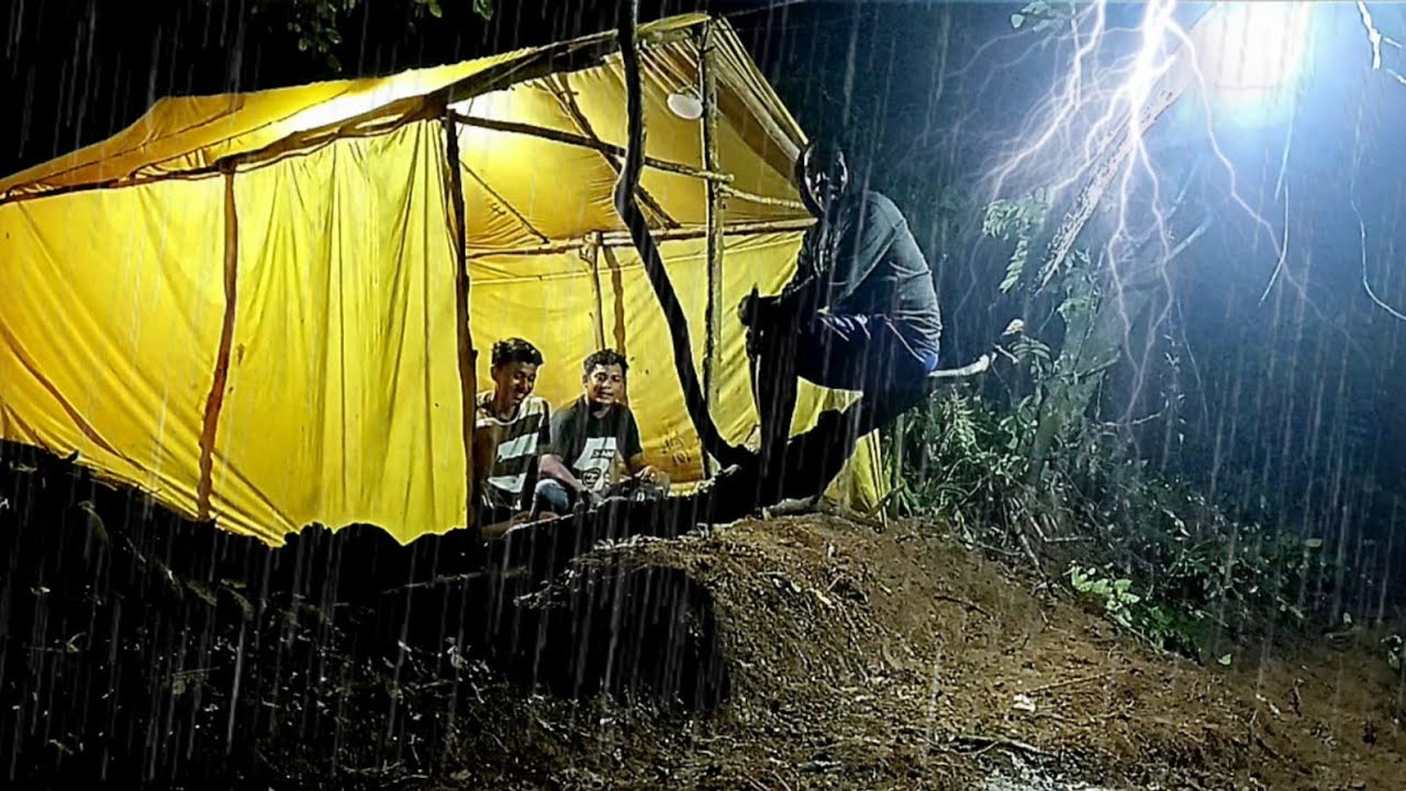 camping hujan deras makan enak tidur nyenyak sampai pagi menikmati keindahan alam 