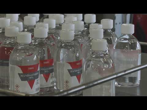 Dagelijks 16.000 flesjes handalcohol van de lopende band