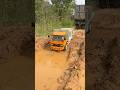 Aksi truk membawa bahan proyek