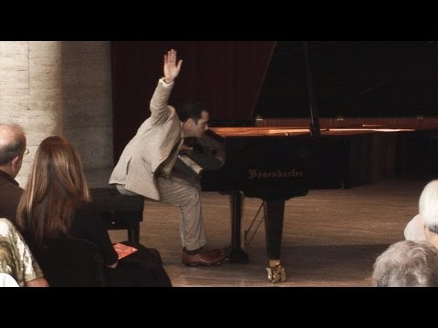 Mauricio Vallina plays Lecuona – La conga de medianoche