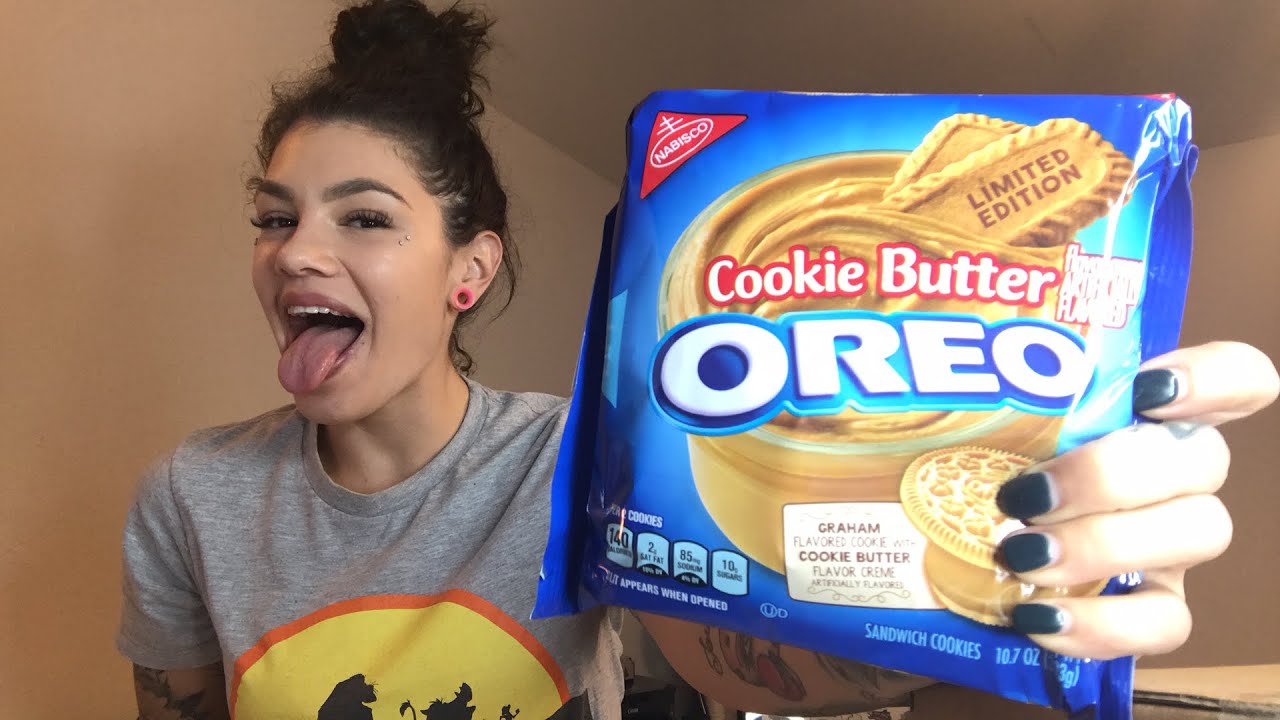 TRYING COOKIE BUTTER OREOS [LIVE] - YouTube