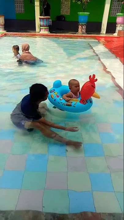 BAYI LUCU BERENANG NAIK BEBEK DI SUN WATER PARK KAHURIPAN