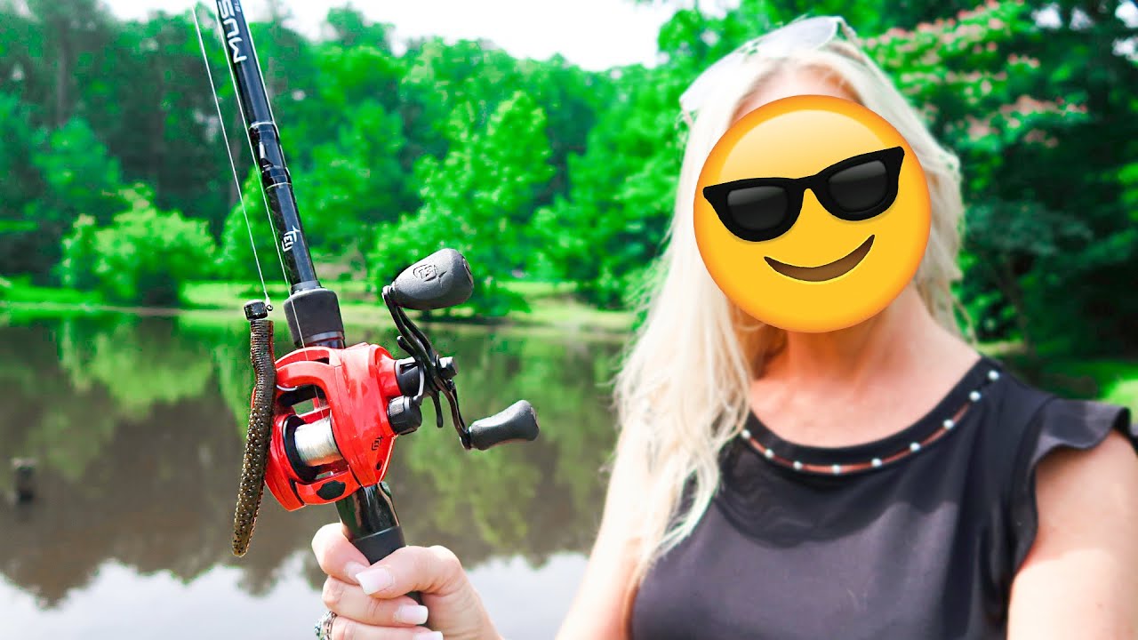 bass fishing at night Teaching MOM How To Use a BAITCASTER (She HOOKED Me)