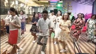 HEBOH GOYANG KAKA BAJU HITAM (REMIX) || EVAN LINE DANCE || CHOREO BY EVAN || DAPUR SUMBA CAFE - SBD