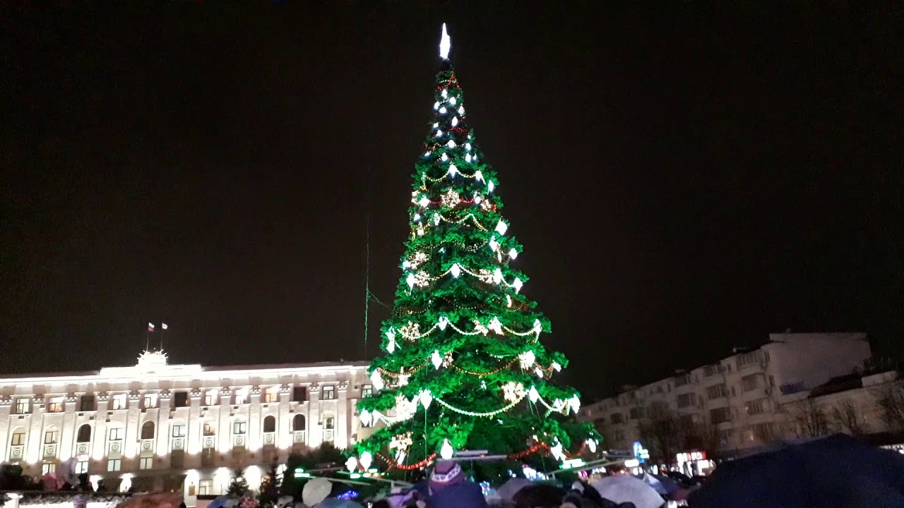 площадь куйбышева симферополь новый год. главная елка в абхазии. елка в симферополе 2021. центральная елка симферополь 2022. елка в симферополе на площади.