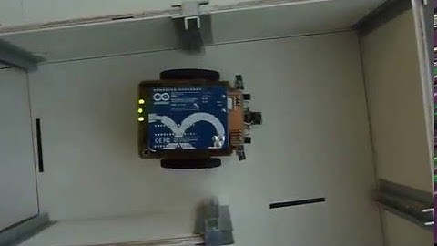 Robot controlled by arduino driving through maze 2