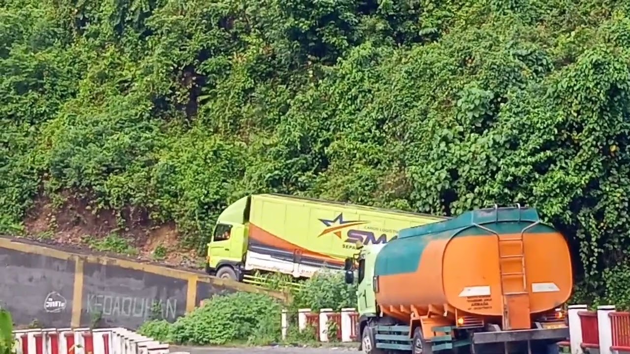 Dua truk tangki jsa yg menggasing saat menanjak