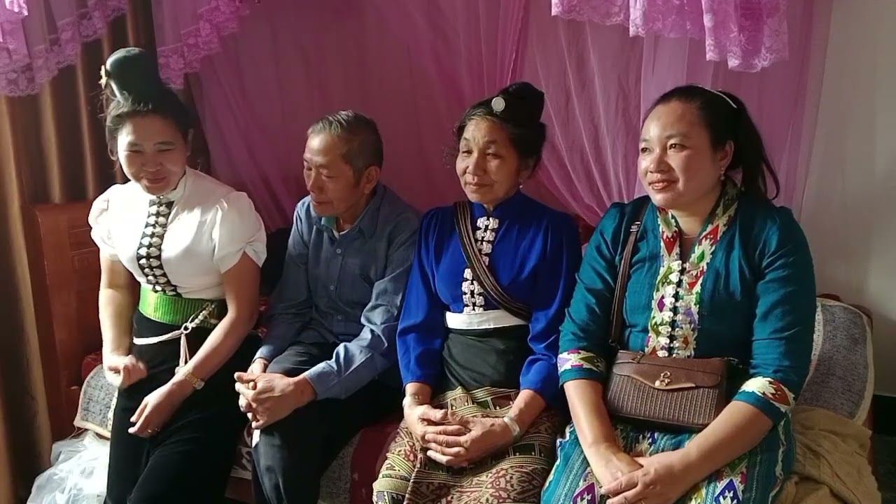 Chị thích nói chuyện với ông bà ở Lào đến thăm 