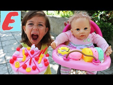 ემილია ჭრის ტორტს ნიცას დაბადების დღეზე