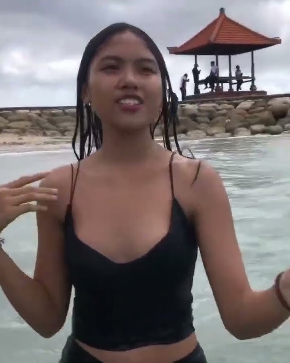 Radinka Channel Mandi di Pantai